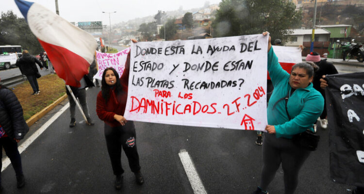 Damnificados critican a Senapred Valparaíso por viviendas de emergencia sin agua ni alcantarillado