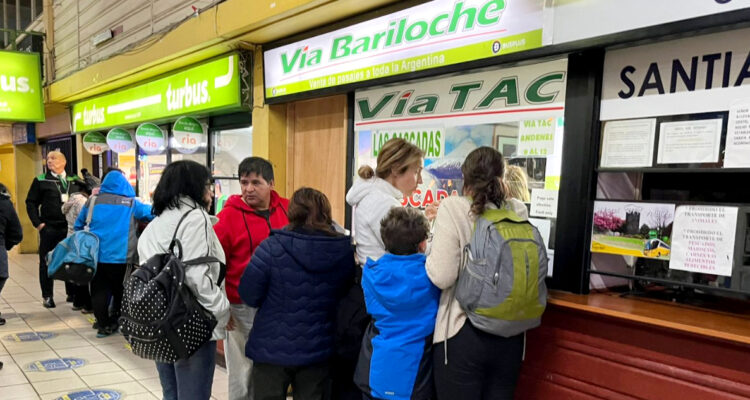 Decenas de pasajeros acusan que empresa de buses argentina los abandonó en terminal de Osorno