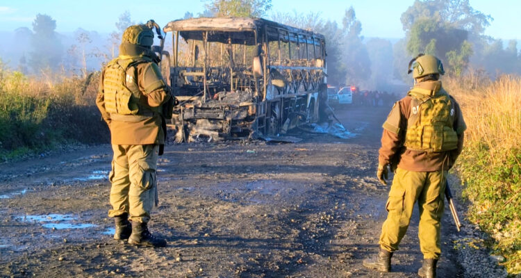Desconocidos atacan e incendian bus de trabajadores en La Araucanía