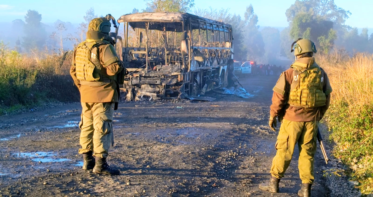 Desconocidos atacan e incendian bus de trabajadores en La Araucanía