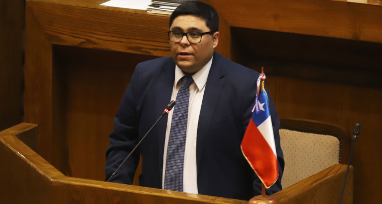 Diputado Meza asegura que “existe riesgo de que se estén quemando documentos” en municipio de Recoleta