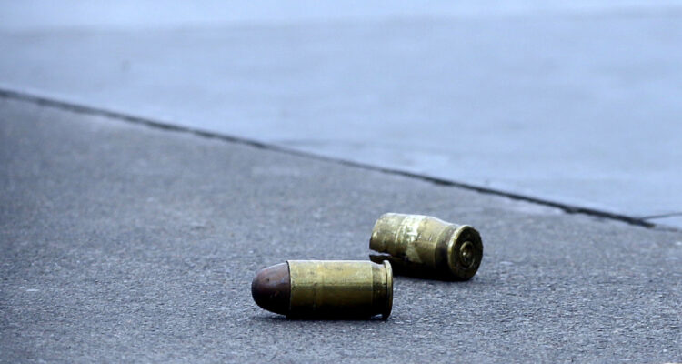 Hombre muere por impacto de bala accidental en Pudahuel: amigo manipulaba arma de fuego cuando disparó