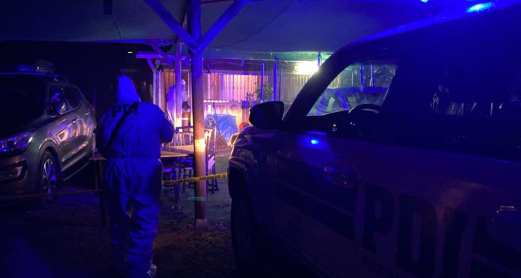 Vehículo policial durante investigación de doble homicidio en Quirihue