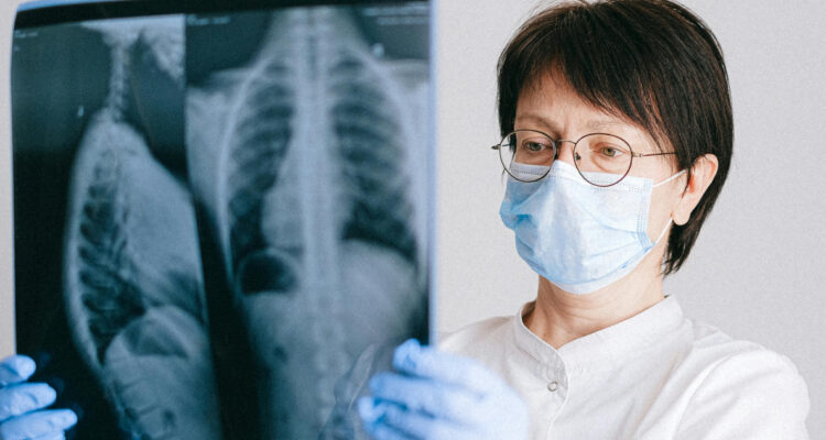 Estudio asegura que pacientes atendidos por doctoras tienen menos tasas de mortalidad