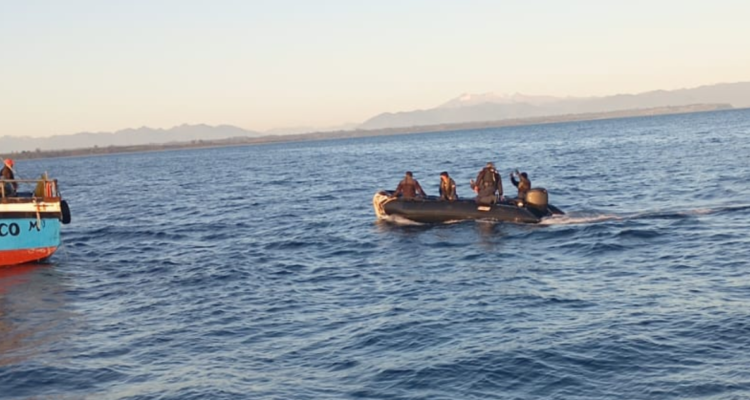 Encuentran muerto a hombre que cayó al mar desde lancha pesquera en Calbuco