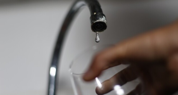 Exceso de consumo provocó cortes de agua potable en Antilhue: 3 mil personas quedaron sin suministro