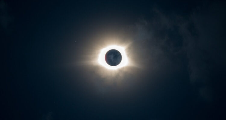 ¿Por qué la NASA lanzará 3 cohetes durante el eclipse total de Sol?