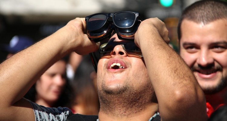 ¿Outfit para el eclipse solar?: Por qué expertos recomiendan verlo vestido de verde o rojo