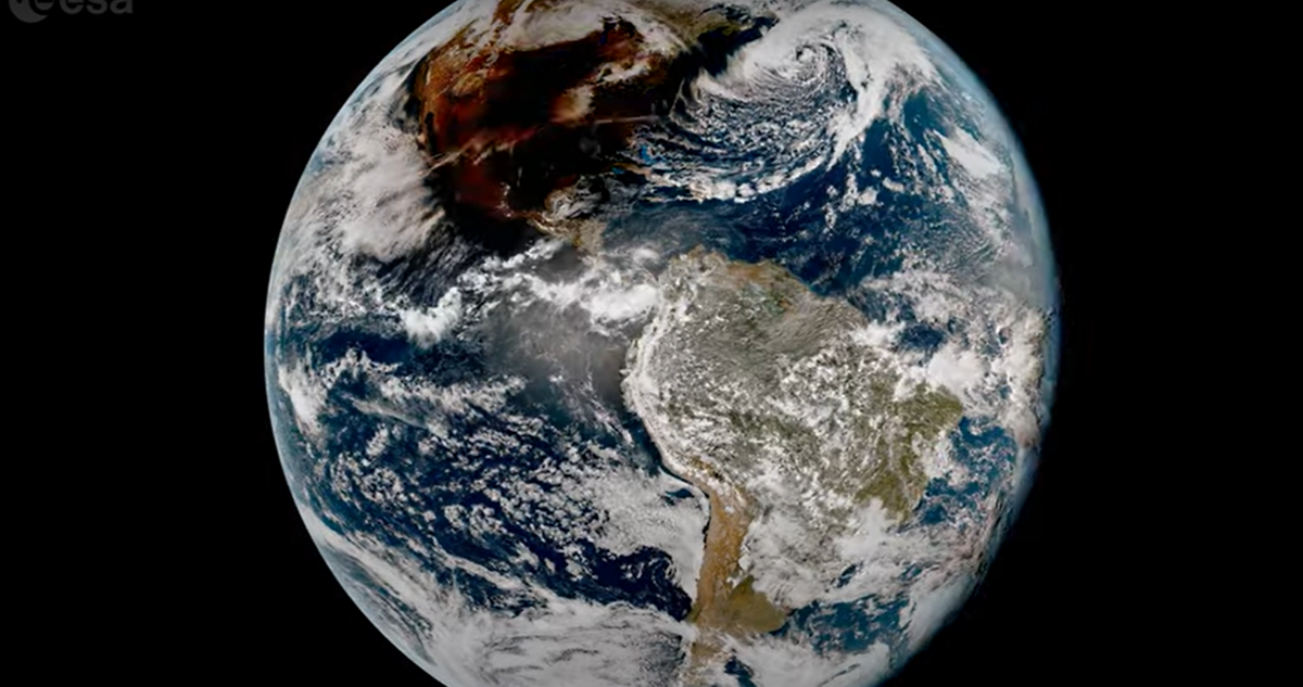 Satélites geoestacionarios que orbitan a 36.000 kilómetros de distancia capturaron imágenes del eclipse solar total que recorrió Norteamérica.