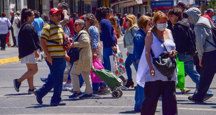 personas comprando en chillán, foto contexto de peatones