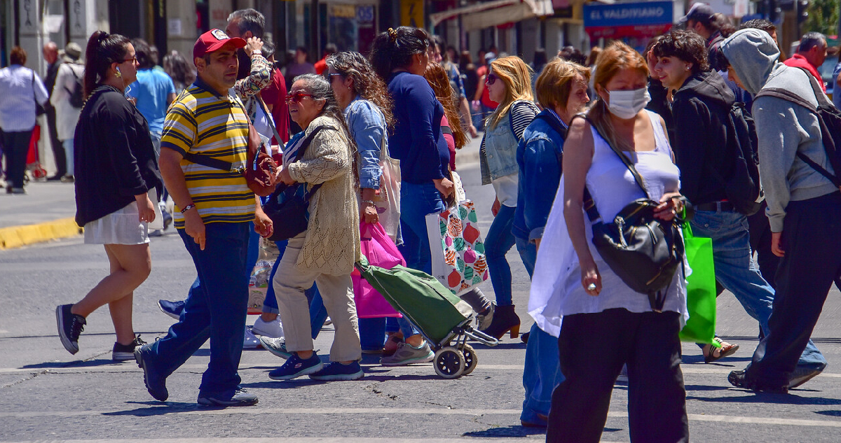 personas comprando en chillán, foto contexto de peatones