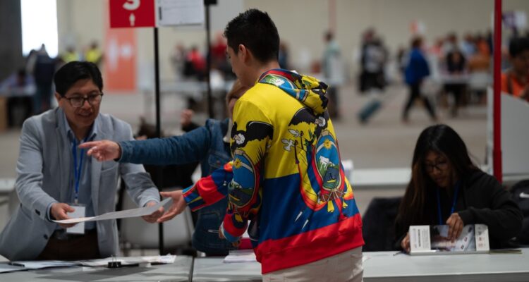Ecuador decide en un referéndum sobre el endurecimiento de las medidas contra el crimen, en medio de una ola de violencia y apagones