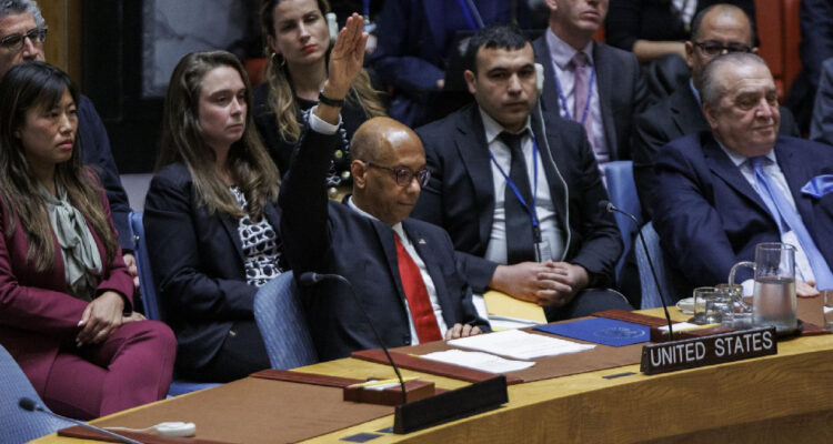 Representante Alterno de los EEUU, Robert A. Wood, levanta la mano para indicar su voto en contra de la membresía de Palestina en la ONU | Sarah Yenesel