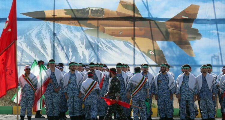 Soldados iraníes asisten al Día del Ejército anual en una base militar en Teherán, Irán