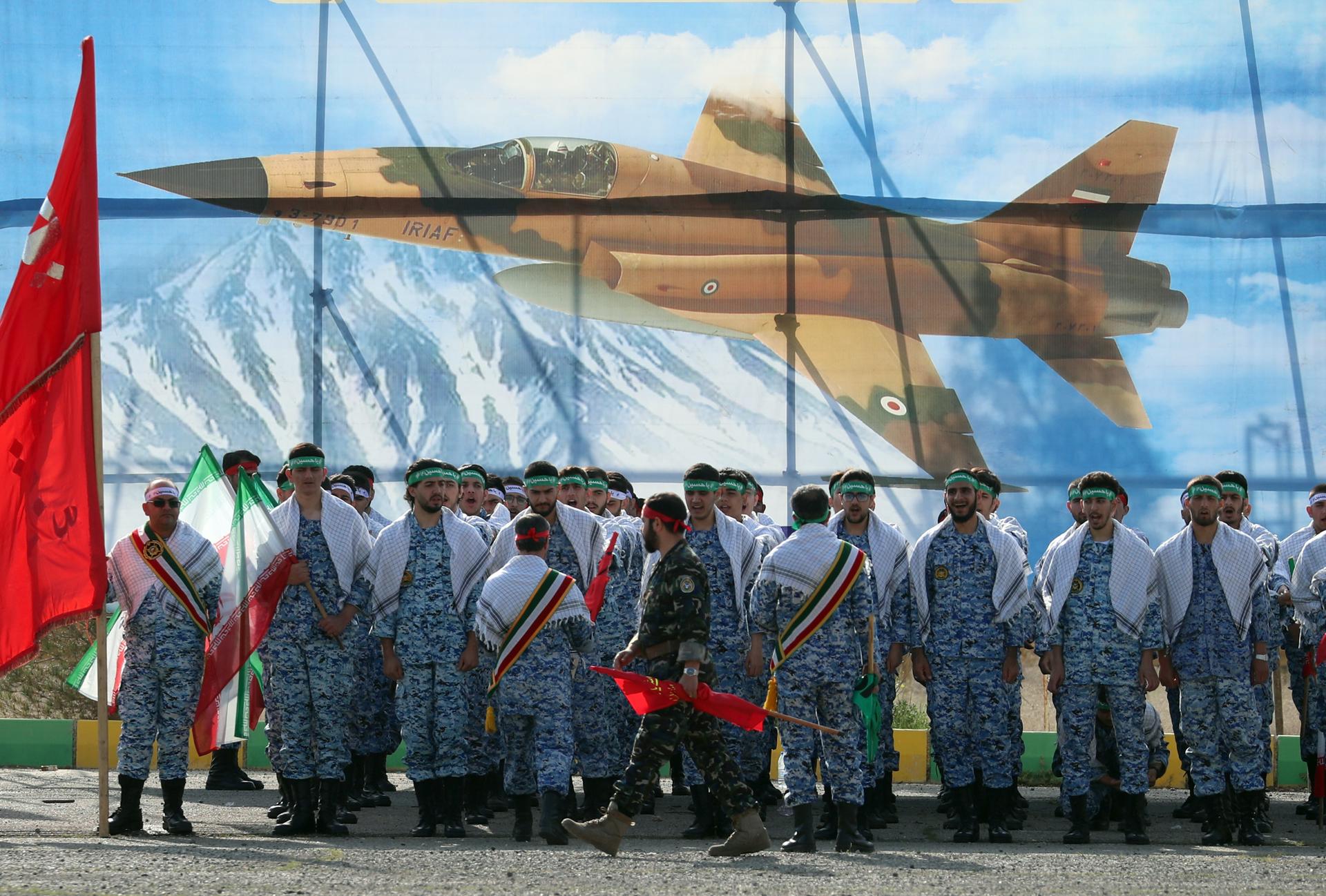 Soldados iraníes asisten al Día del Ejército anual en una base militar en Teherán, Irán