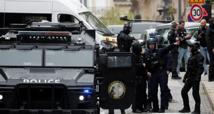 Policía afuera de embajada de Irán en París
