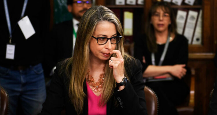 Embajadora de EEUU toma drástica decisión tras filtración de sesión secreta en la Cámara de Diputados