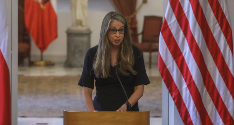 Embajadora de EEUU y continuidad de Chile en Visa Waiver: “No diré que esté exento de riesgo de salir”