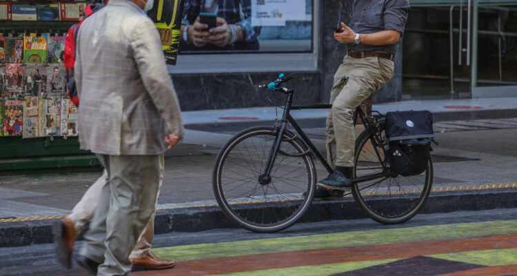 El desempleo en Chile llega a 8,7%, en la RM alcanzó 9,6% y la informalidad sigue en altos niveles