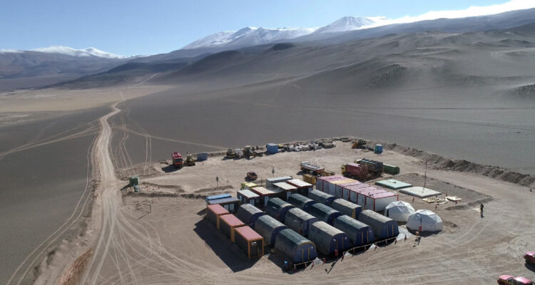 Fotografía sin fecha específica de toma cedida por el departamento de comunicaciones de la Empresa Nacional de Minería (ENAMI) del campamento ubicado en el Salar de Aguilar,