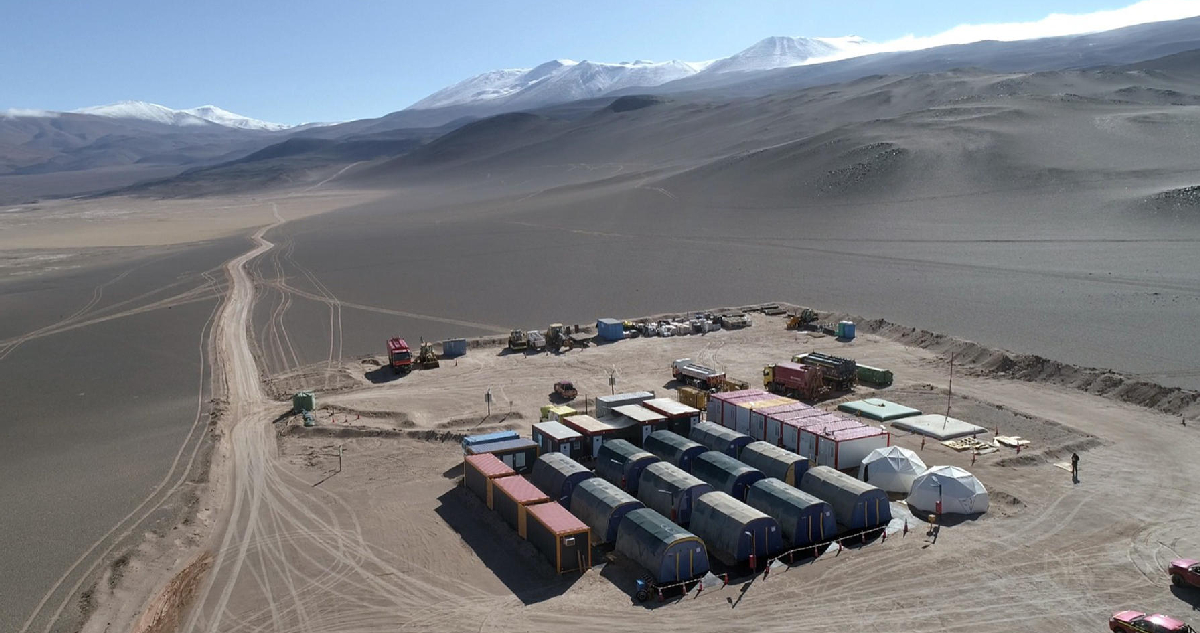 Fotografía sin fecha específica de toma cedida por el departamento de comunicaciones de la Empresa Nacional de Minería (ENAMI) del campamento ubicado en el Salar de Aguilar,