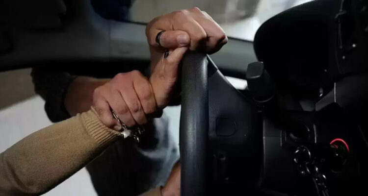 Sujetos roban vehículo a mujer y la abandonan en autopista Los Libertadores