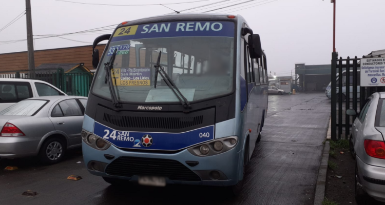 Concepción: sujetos suben a micro, pagan con billete falso, asaltan a pasajeros y apedrean bus