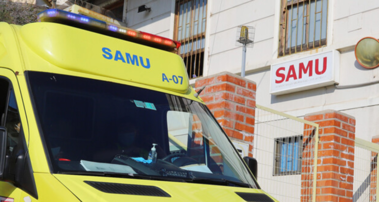 Iba al hospital pero no alcanzó a llegar: mujer da a luz en vía pública arriba de ambulancia en Yumbel