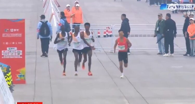 La Media Maratón de Pekín desató polémica por su final.