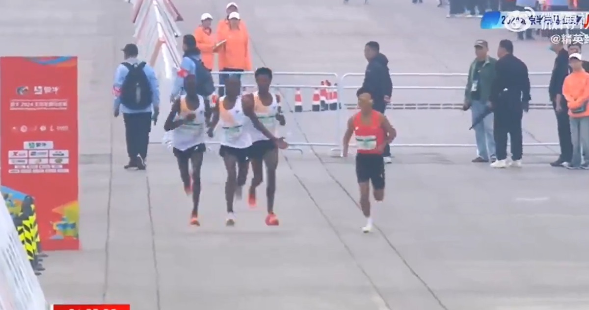 La Media Maratón de Pekín desató polémica por su final.