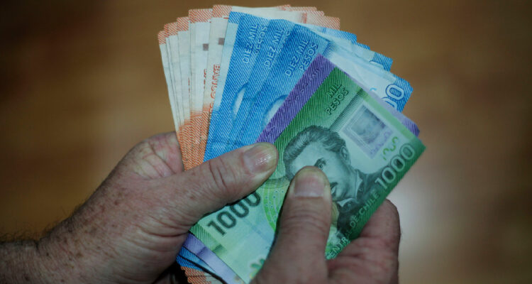 Varios billetes de pesos chilenos