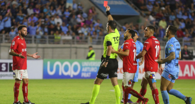 La jugada de Católica para revertir expulsión de Eugenio Mena.