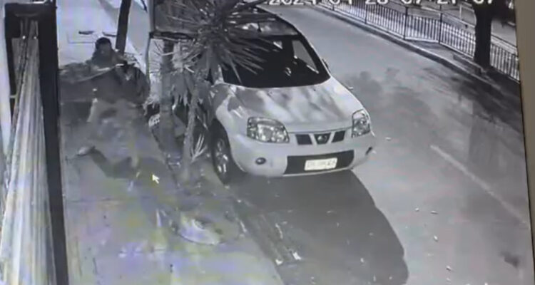 Ex carabinero frustra asalto disparando contra delincuentes en Maipú: uno resultó herido y otro huyó