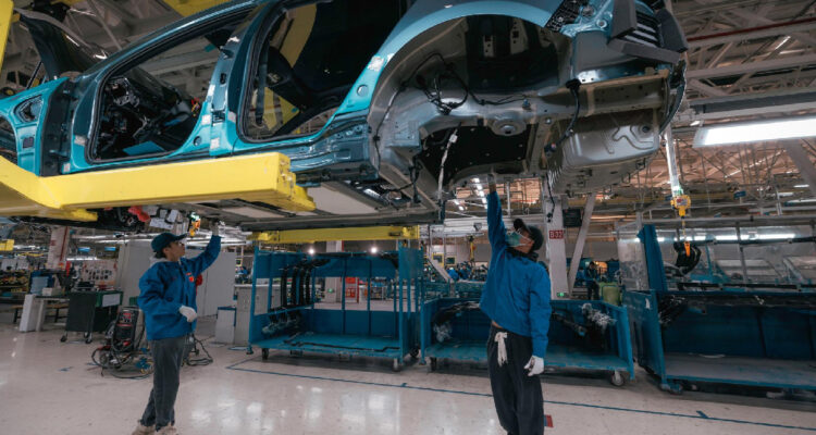Trabajadores de BYD en la fábrica de autos eléctricos en Changzhou, provincia de Jiangsu (2023)