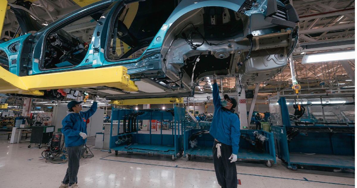 Trabajadores de BYD en la fábrica de autos eléctricos en Changzhou, provincia de Jiangsu (2023)