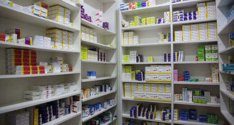 Farmacias independientes acusan acaparamiento de medicamentos de grandes cadenas farmacéuticas