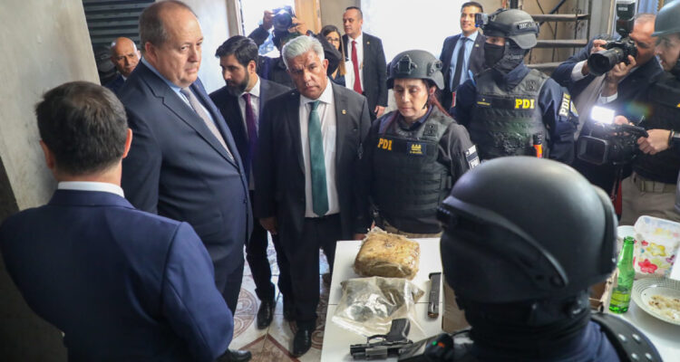 PDI realiza múltiples operativos en la RM: fiscal Valencia encabezó diligencias en toma de Cerrillos