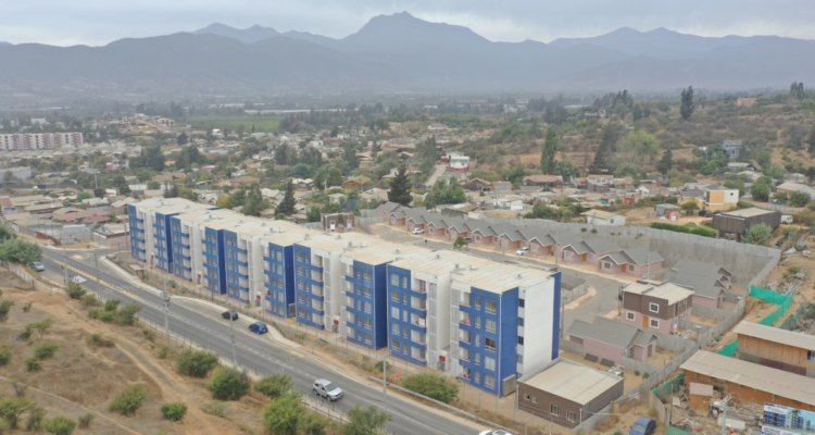 Entregan viviendas definitivas en Limache para diez familias damnificadas por incendios de febrero