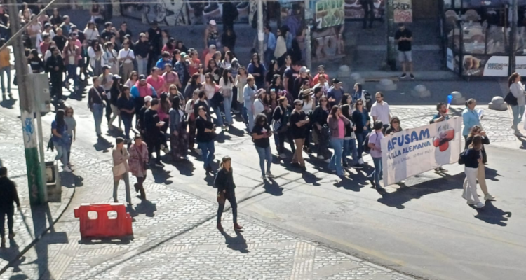 Funcionarios de la salud municipalizada de Valparaíso se manifiestan en medio de paro nacional