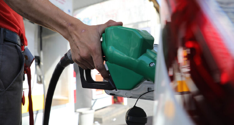 imagen contexto de un hombre echando gasolina
