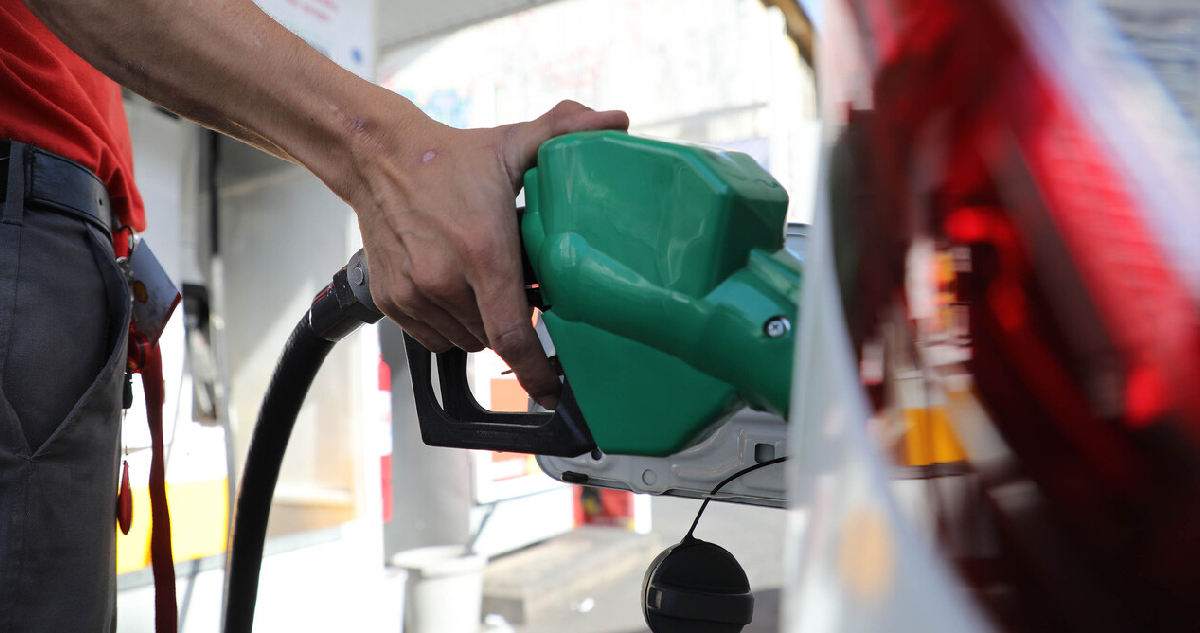 imagen contexto de un hombre echando gasolina