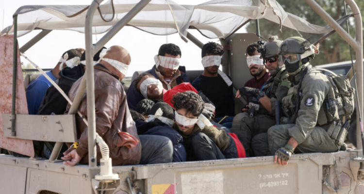 Soldados israelíes trasladan a palestinos detenidos fuera de la Franja de Gaza el 21 de noviembre de 2023