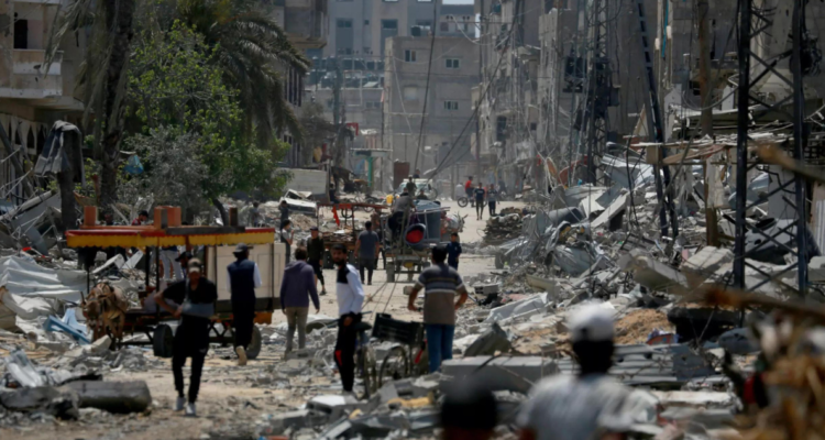 Civiles caminan entre los edificios destruidos de Nuseirat, en la Franja de Gaza