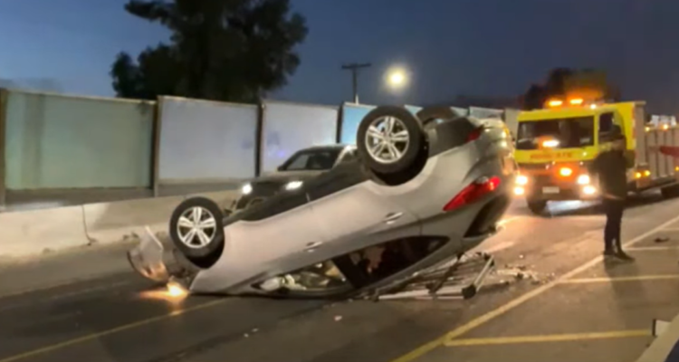 Cortan parcialmente la Autopista Central por volcamiento de vehículo