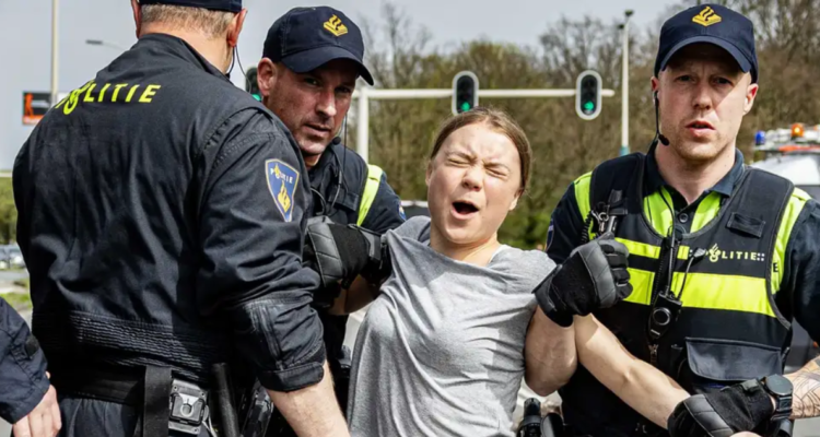 Greta Thunberg es arrestada durante protesta en Países Bajos