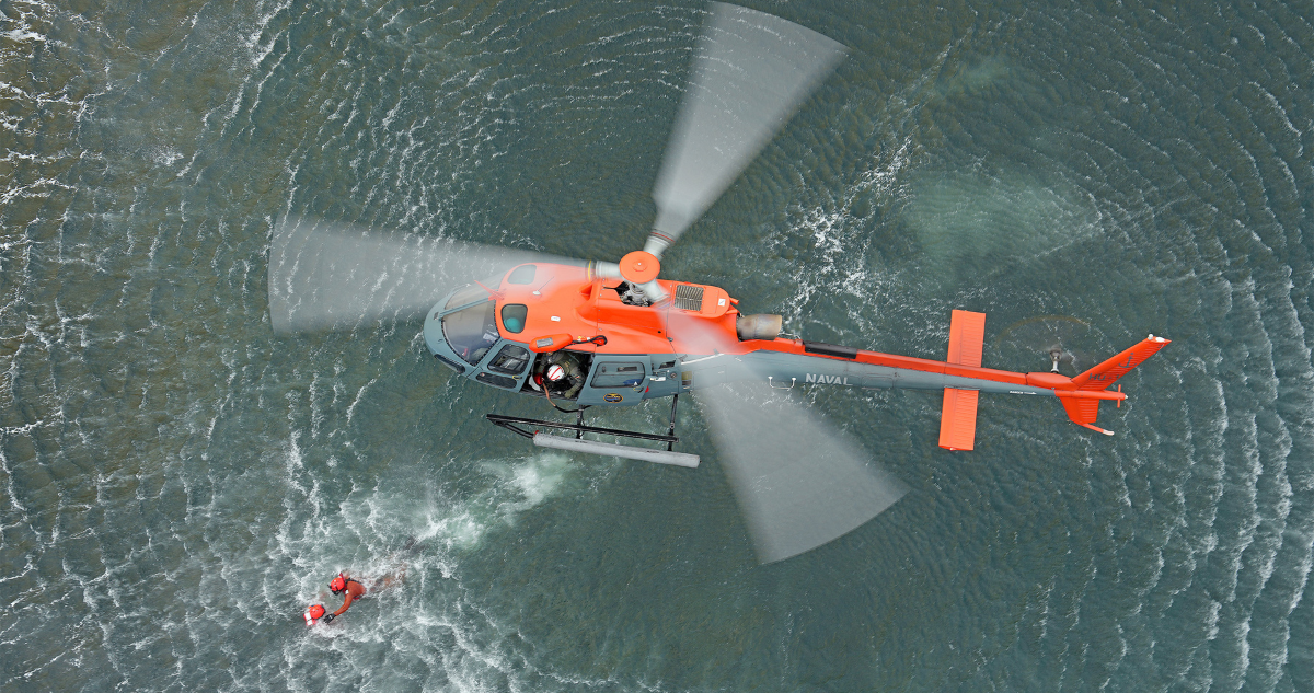 H-125 de Airbus realizando una operación de rescate marítima. 