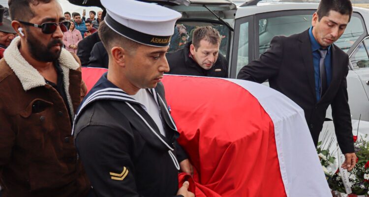 Hermano marino de carabinero asesinado emplaza a Boric: “¿Dónde están los derechos humanos?”