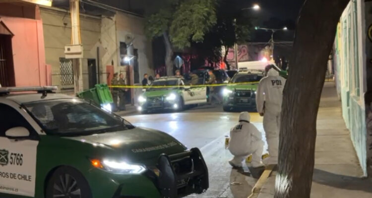 Hombre queda en riesgo vital tras ser baleado en el cuello desde un auto en Santiago