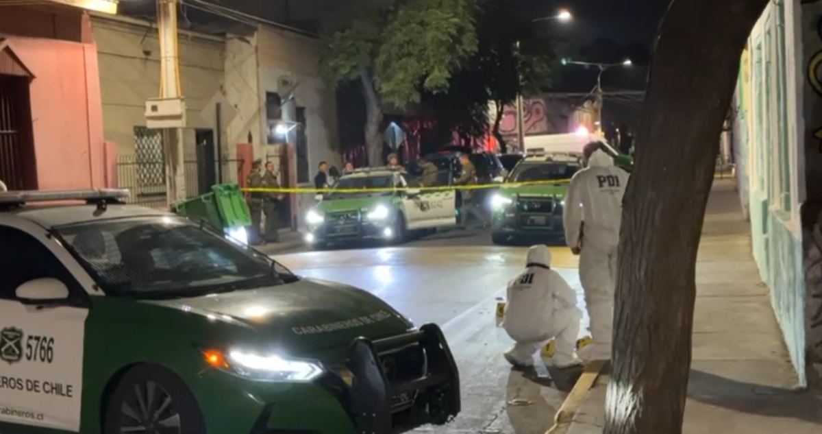 Hombre queda en riesgo vital tras ser baleado en el cuello desde un auto en Santiago