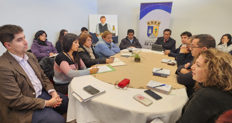 Autoridades reunidas por retorno a clases tras homicidio de estudiante en Lota